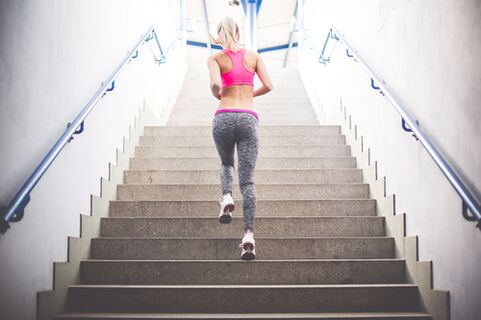Subir escadas correndo é uma ótima maneira de se livrar do excesso de peso. 