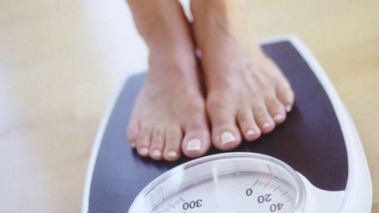 É considerado normal perder 1-2 kg por mês. 