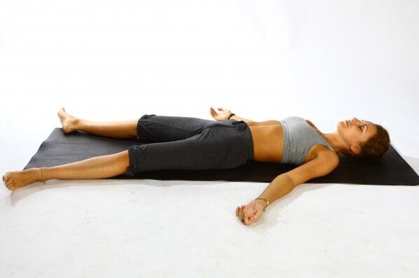 pose de cadáver de ioga para perda de peso