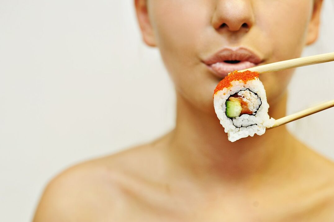 comendo sushi em uma dieta japonesa