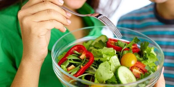 Comer uma salada de legumes em uma dieta sem carboidratos para diminuir a sensação de fome