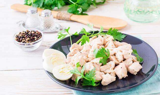 Filé de frango cozido em um fogão lento - um jantar nutritivo em uma dieta baixa em carboidratos