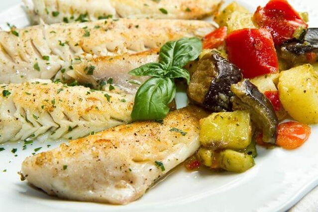 O menu semanal low-carb inclui bacalhau assado com berinjela e tomate. 
