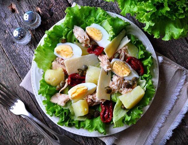 Salada de atum enlatada em uma dieta de dieta baixa em carboidratos