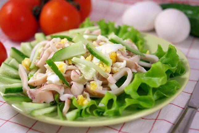 Salada de lula com ovos e pepino em uma dieta baixa em carboidratos