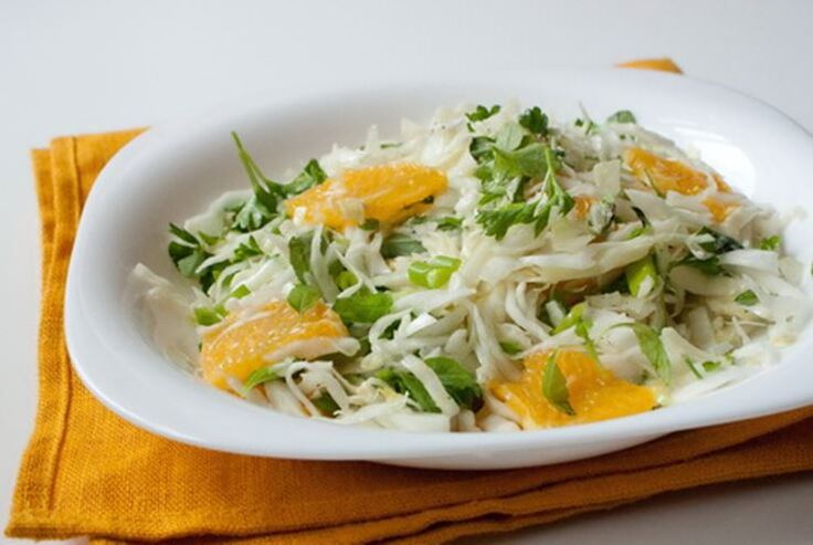 Salada de repolho chinês, laranja e maçã - um prato vitamínico em uma dieta baixa em carboidratos
